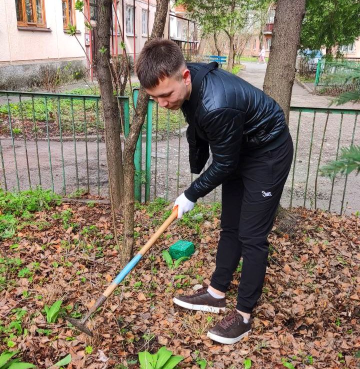  Досвідчені здобувачі 4-го курсу обережно видалили однорічні пагони та бур'яни.jpg